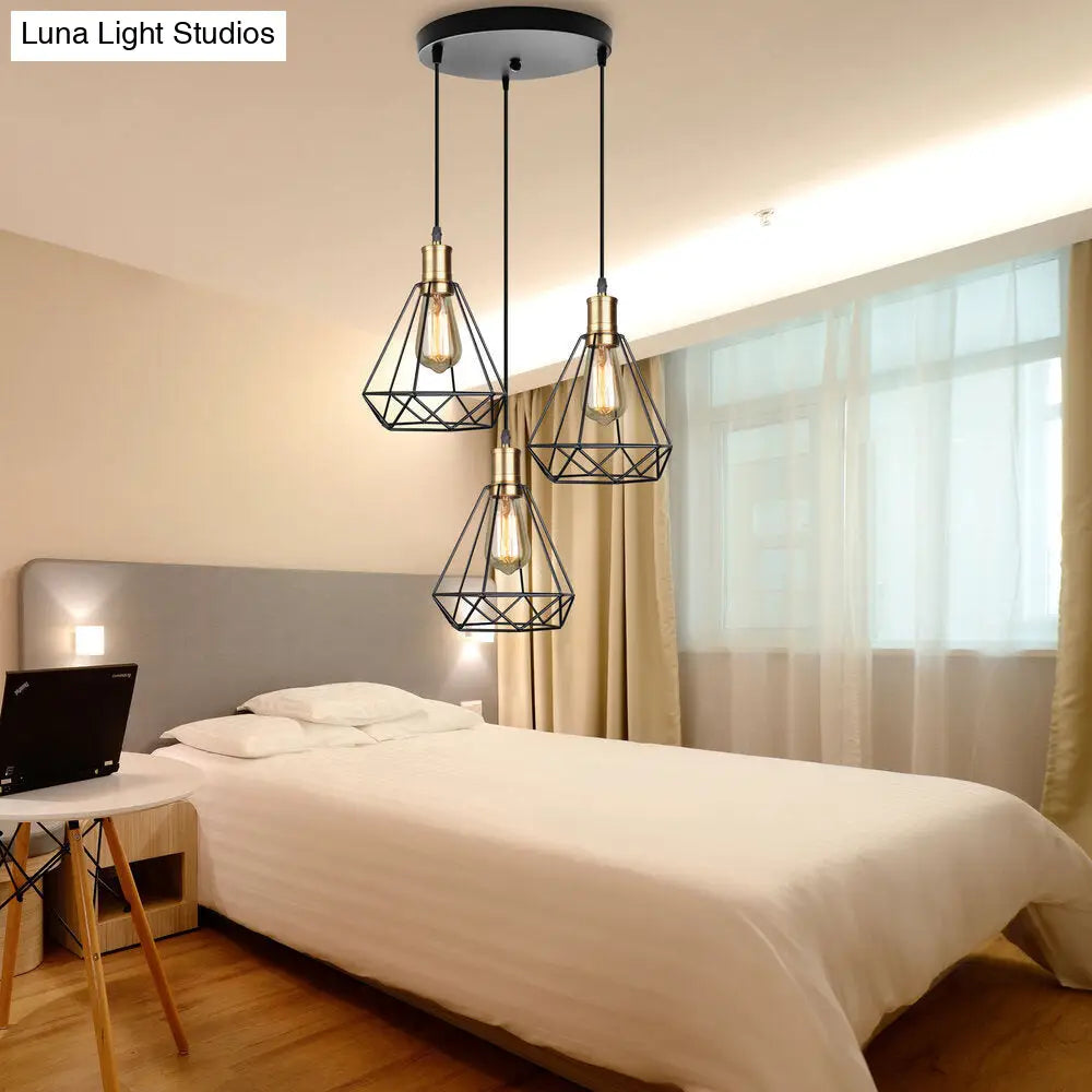 Lámpara colgante de latón estilo rústico con pantalla en forma de lágrima y 3 bombillas suspendidas.