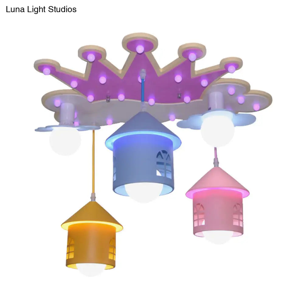 Lámpara de techo empotrada DecorBites™ con diseño de corona rosa de dibujos animados y pantalla de hierro con forma de casa - Lámpara de madera semiempotrada, 5 luces