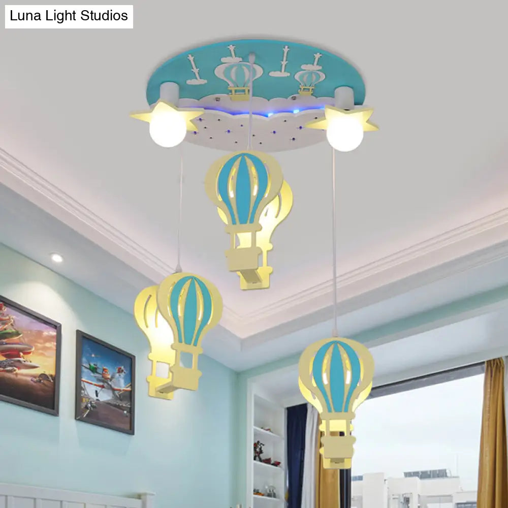 Lámpara de techo semiempotrada DecorBites™ con forma de globo aerostático de madera de dibujos animados y 5 bombillas para habitación infantil