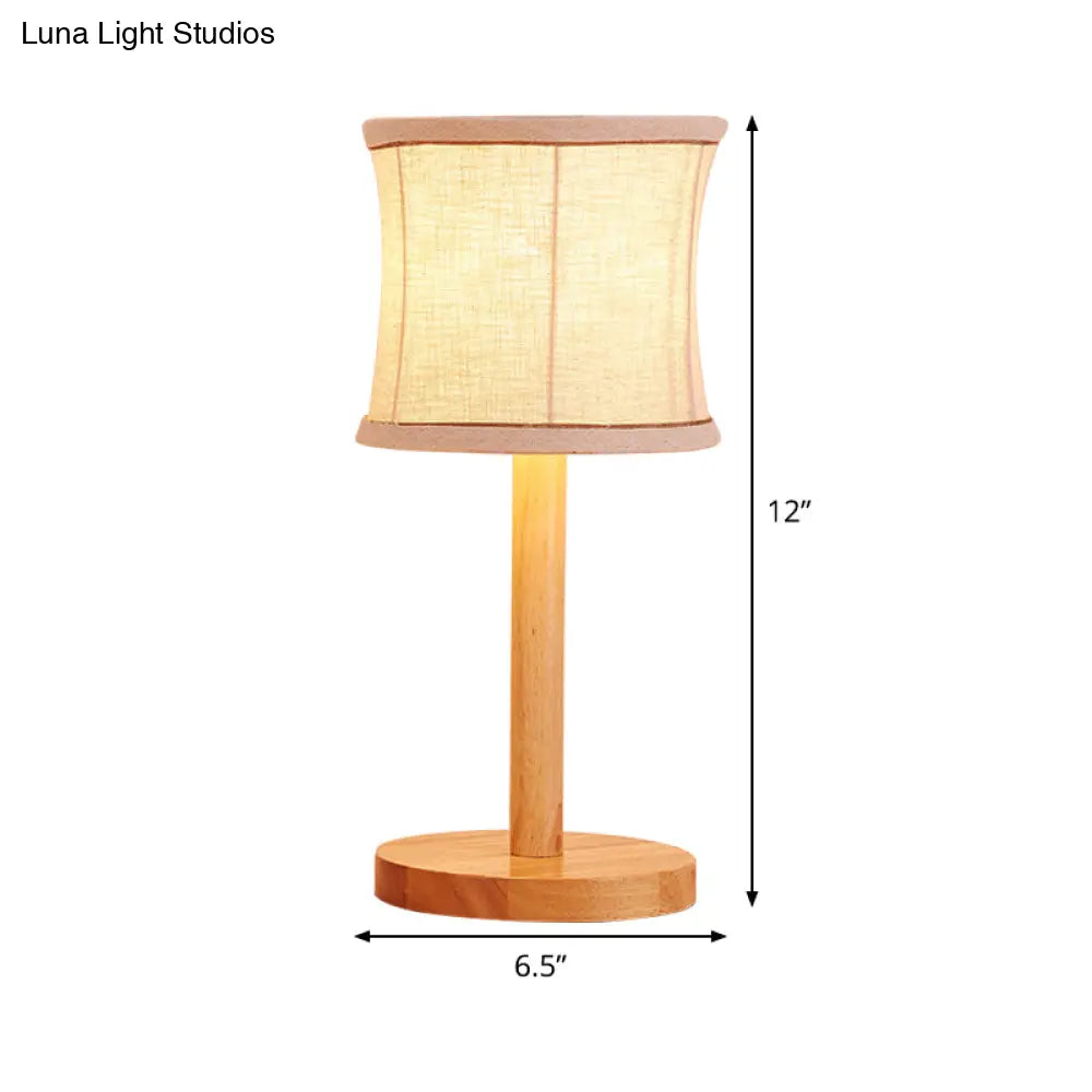 Lámpara de mesa de noche china color beige con pantalla cilíndrica de tela - 1 bombilla, ideal para dormitorio o tareas.