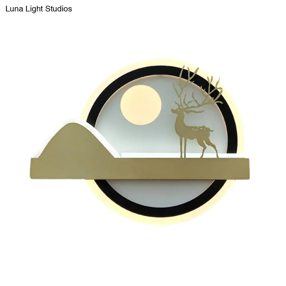 Lámpara de pared LED de estilo chino con forma de ciervo alce en color dorado con diseño redondeado de acrílico.