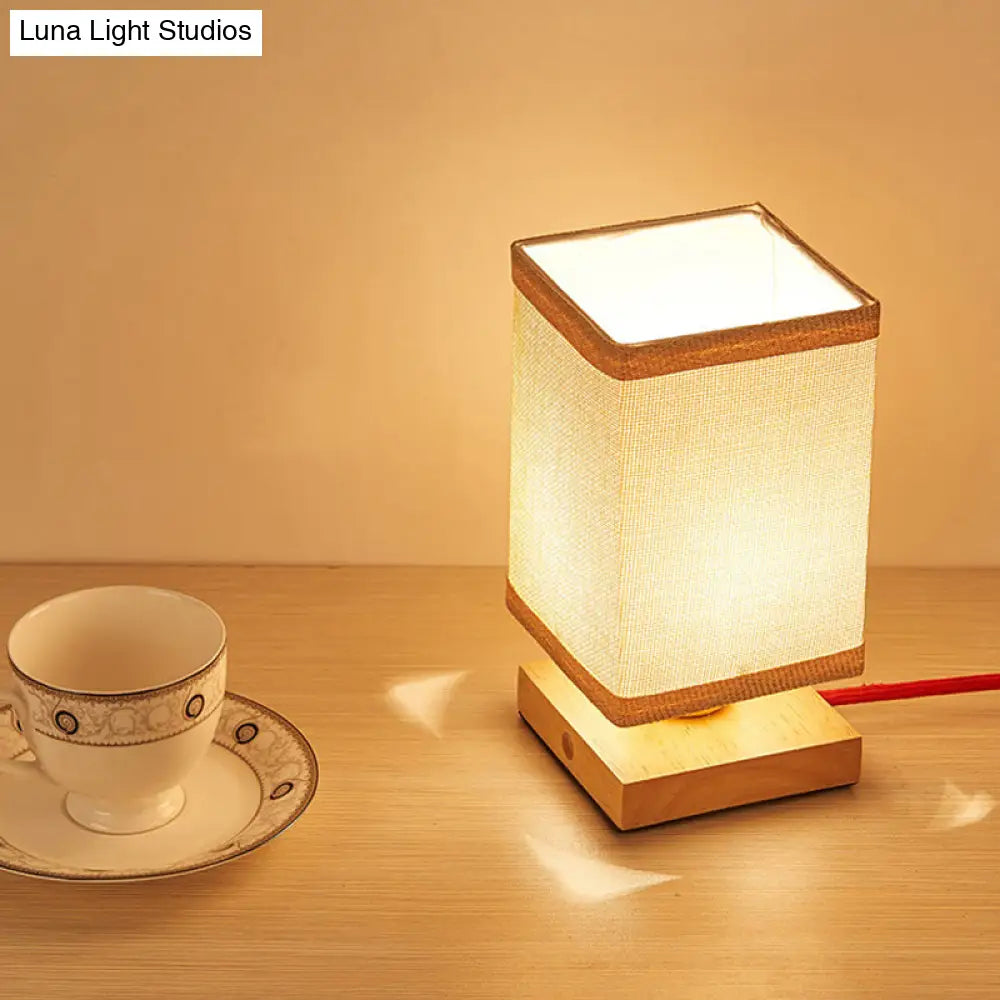 Lámpara de mesa china de madera para comedor con pantalla rectangular de tela - 1 cabezal