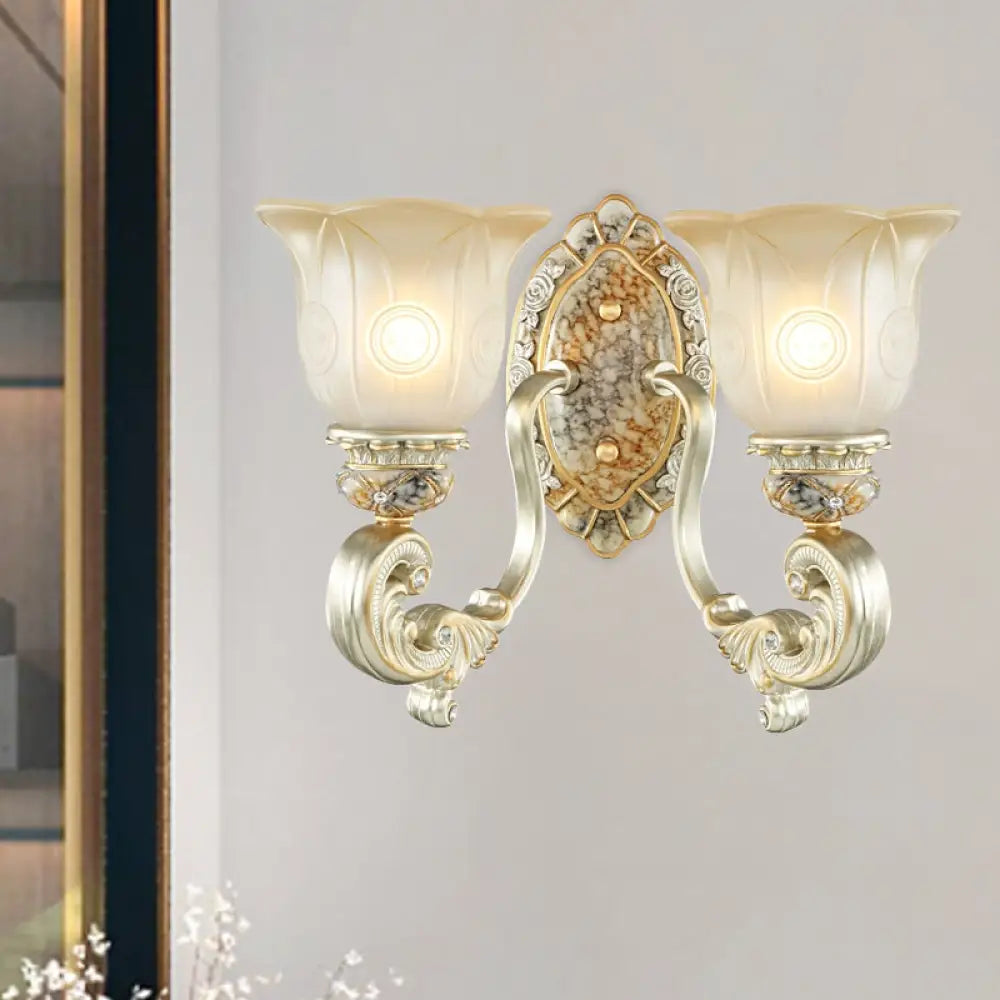 Aplique de pared clásico con forma de concha y cristal blanco, de media luz, en color dorado - Perfecto para dormitorios