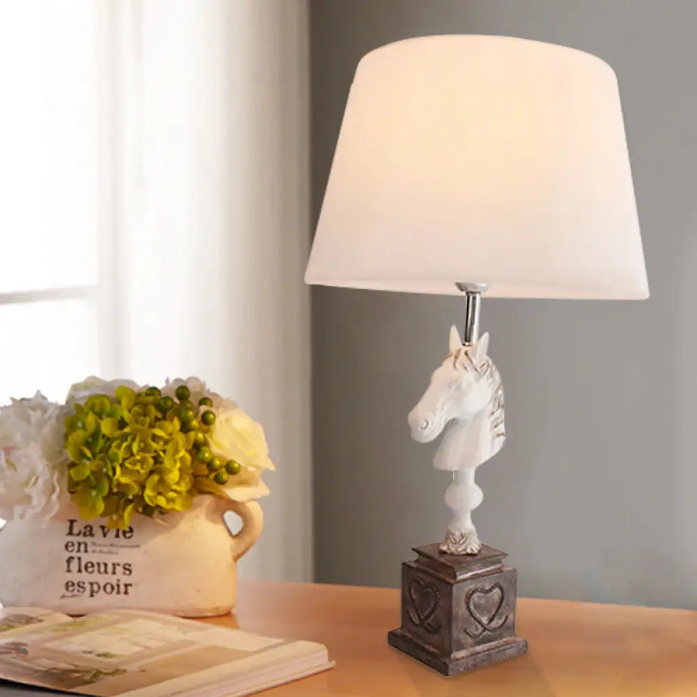 Lámpara de noche cónica de tela con soporte en forma de cabeza de caballo - Iluminación de mesa para dormitorio individual estilo rústico en blanco y negro