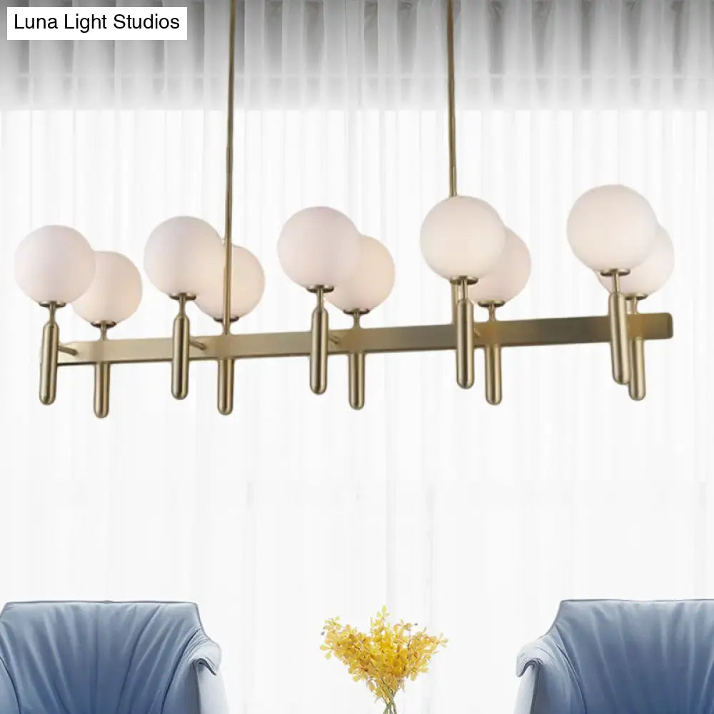 Lámpara colgante contemporánea DecorBites™ de 10 luces con diseño lineal dorado y pantallas de cristal blanco – Lámpara de techo para isla