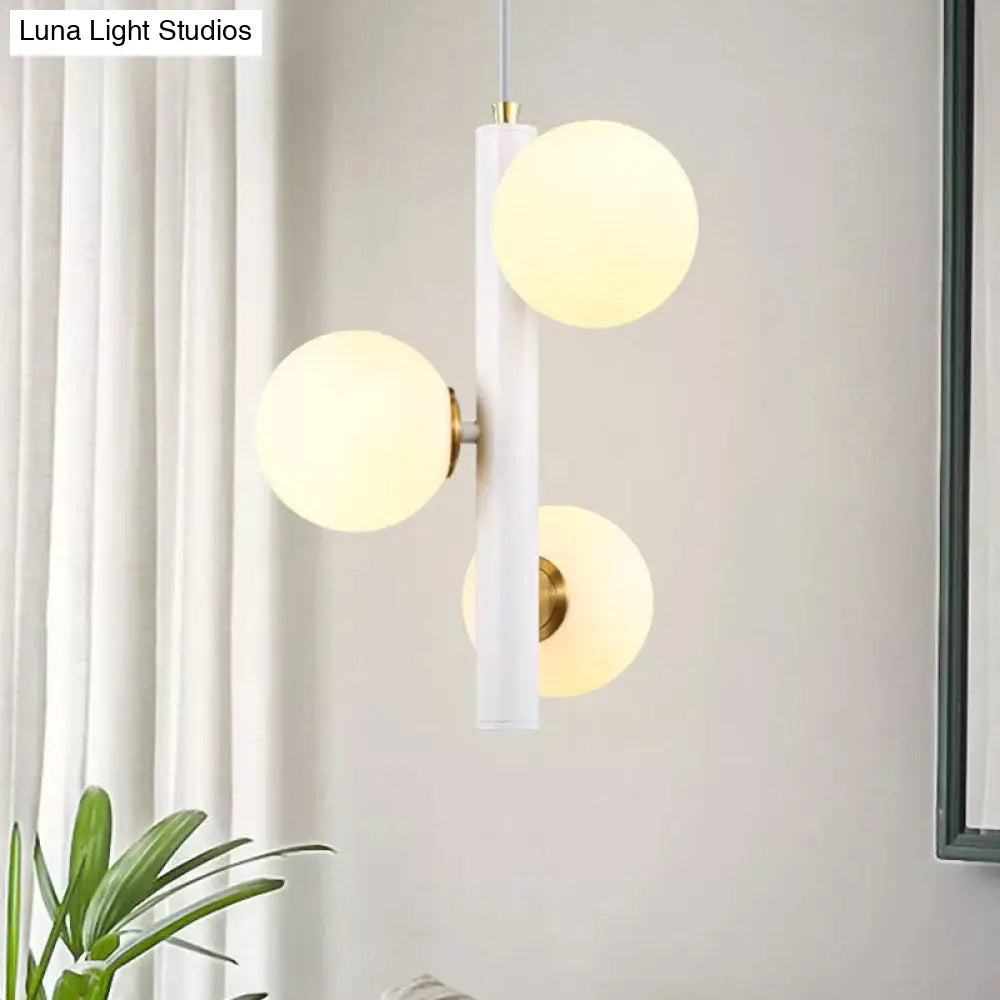 Lámpara de techo colgante contemporánea en blanco y negro con tres cabezales de cristal esmerilado, ideal para mesa de comedor.