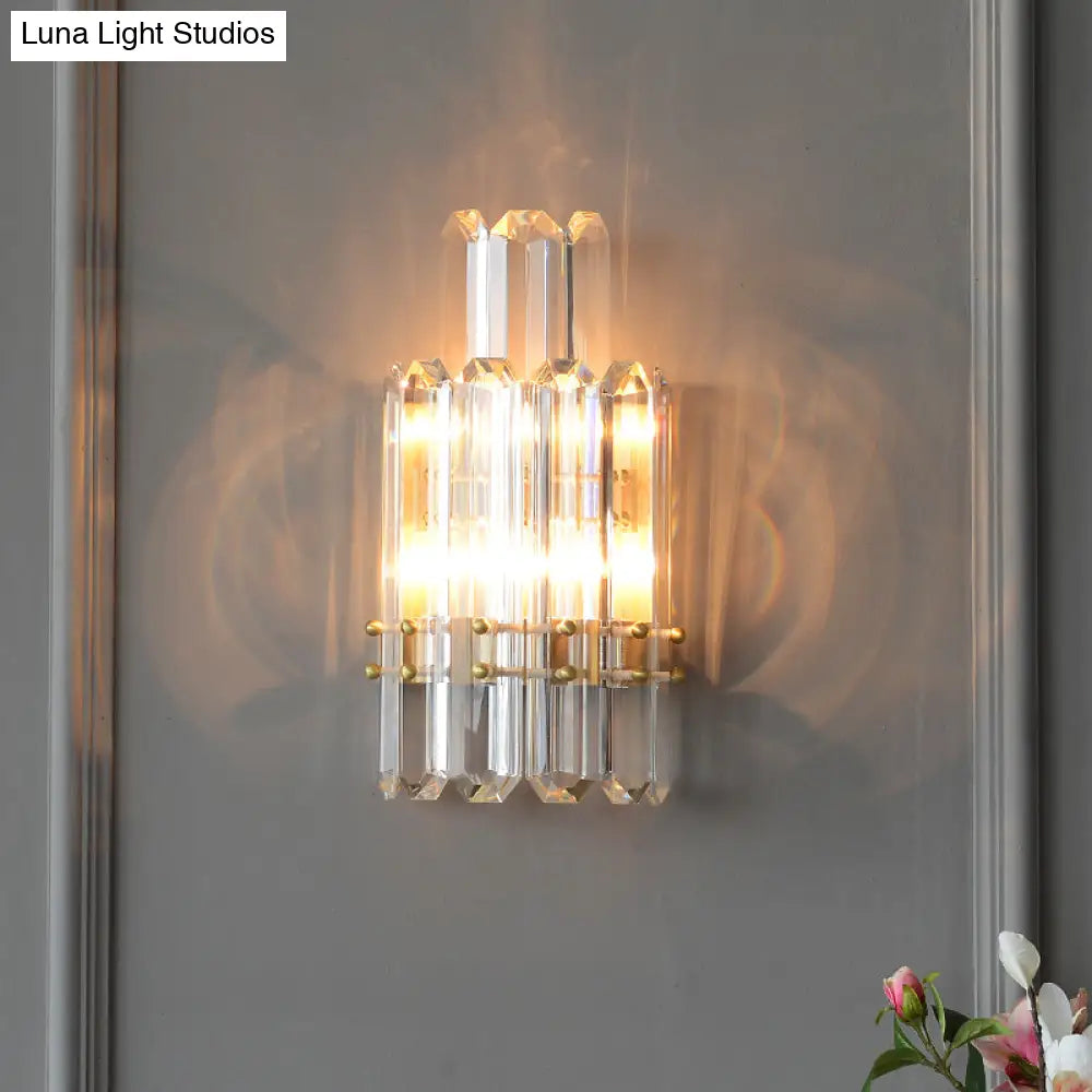 Aplique de pared contemporáneo DecorBites™ dorado con 2 niveles de prismas de cristal transparente: perfecto para restaurantes.