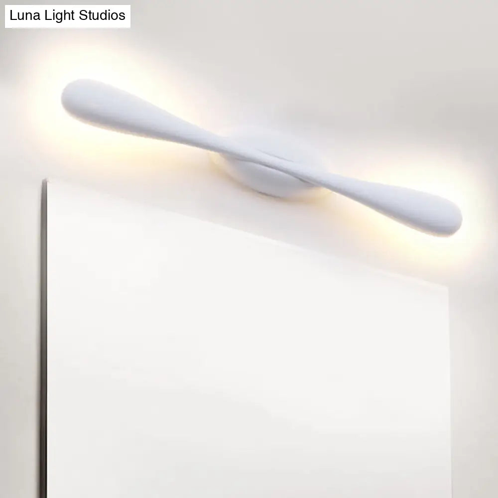 Aplique de pared lineal DecorBites™ de metal blanco con iluminación LED contemporánea para tocador o sala de estar.