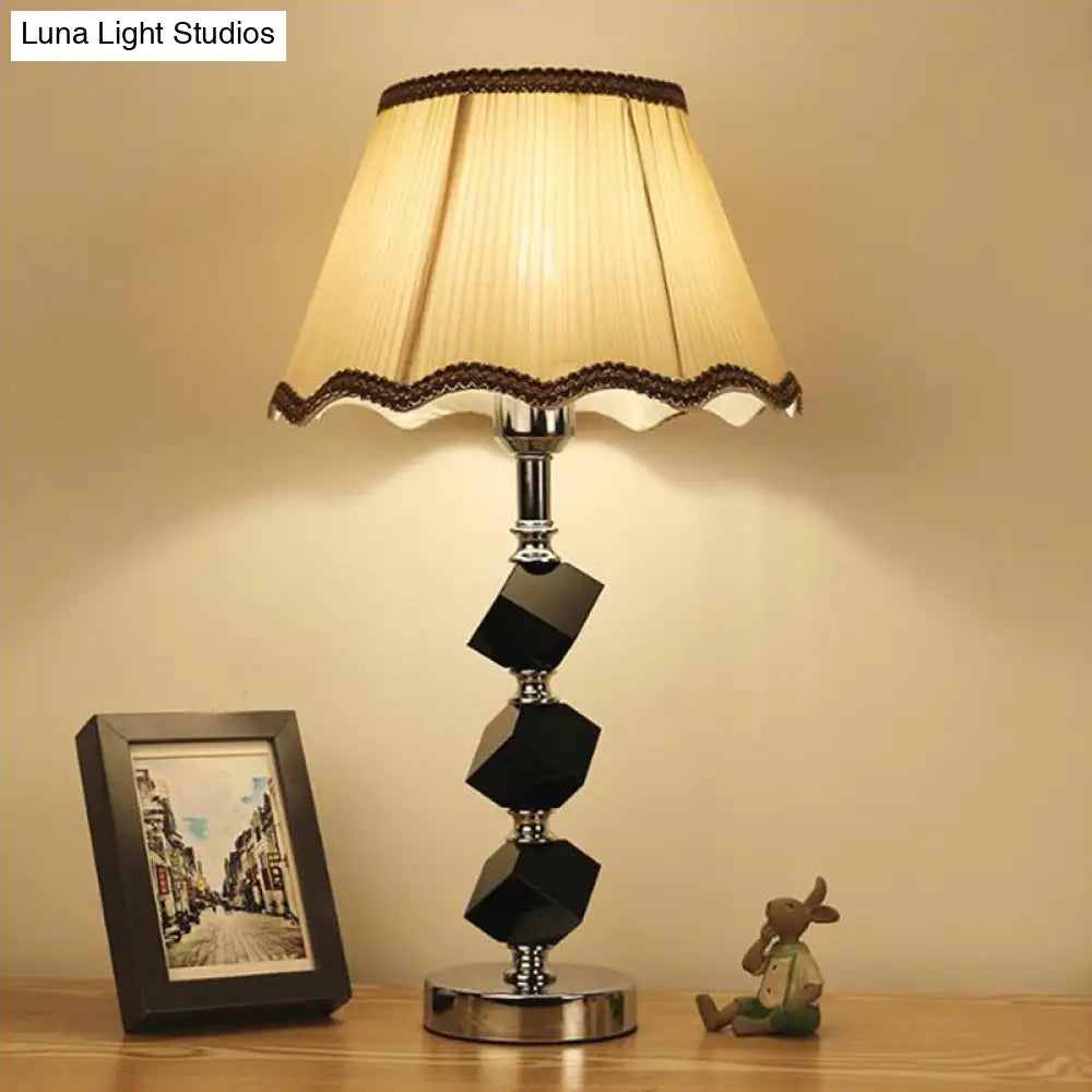 Lámpara de mesilla contemporánea marrón claro con borde festoneado y detalles de bloques de cristal