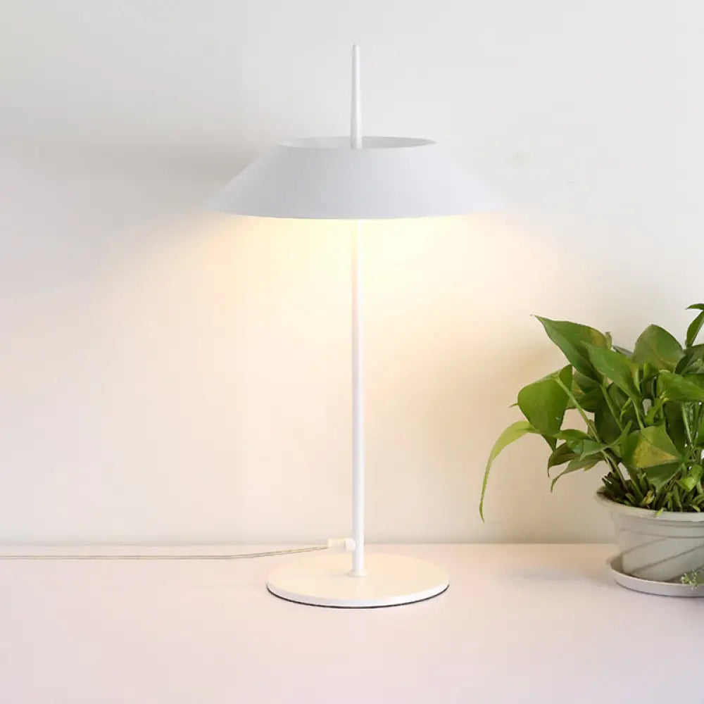 مصباح طاولة مخروطي معدني معاصر LED - أسود/أبيض/ذهبي - مثالي لغرفة المعيشة