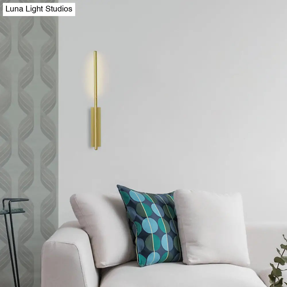 Aplique de pared lineal contemporáneo de metal DecorBites™ - Elegante lámpara LED dorada para dormitorio
