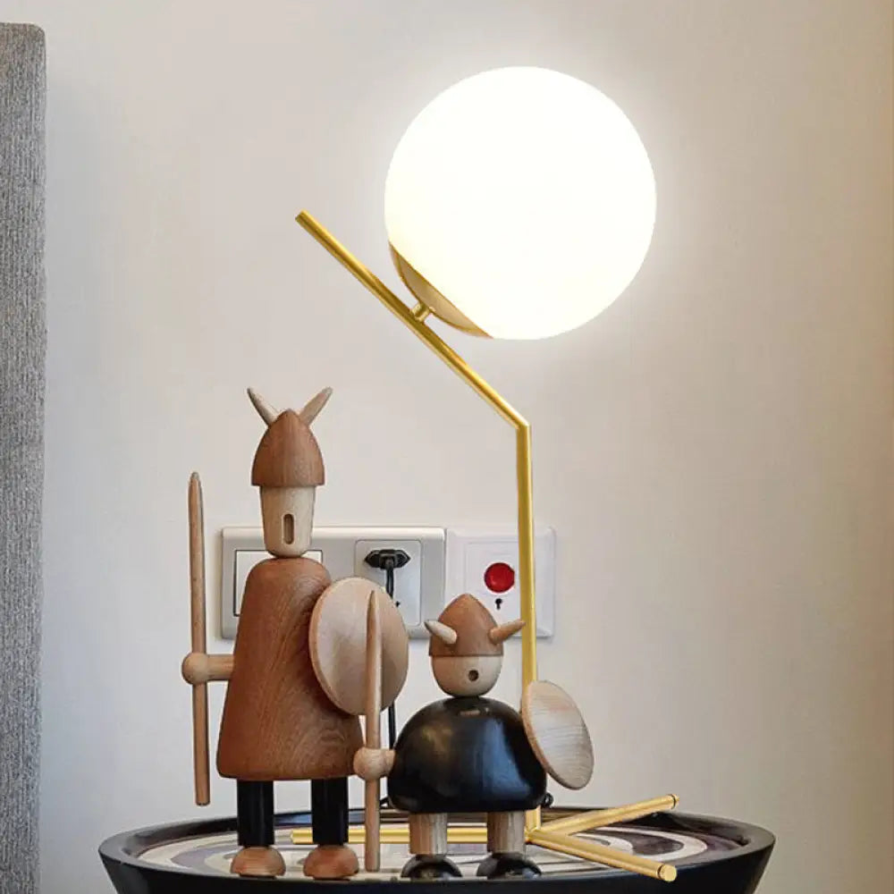 مصباح طاولة جانبي عصري من زجاج الحليب مع ضوء قراءة واحد - لمسة سوداء/ذهبية