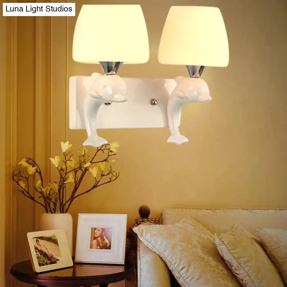 مصباح حائط زجاجي أوبال معاصر بديكور دولفين - شكل مخروطي، 2 لمبة، وحدة إضاءة بيضاء