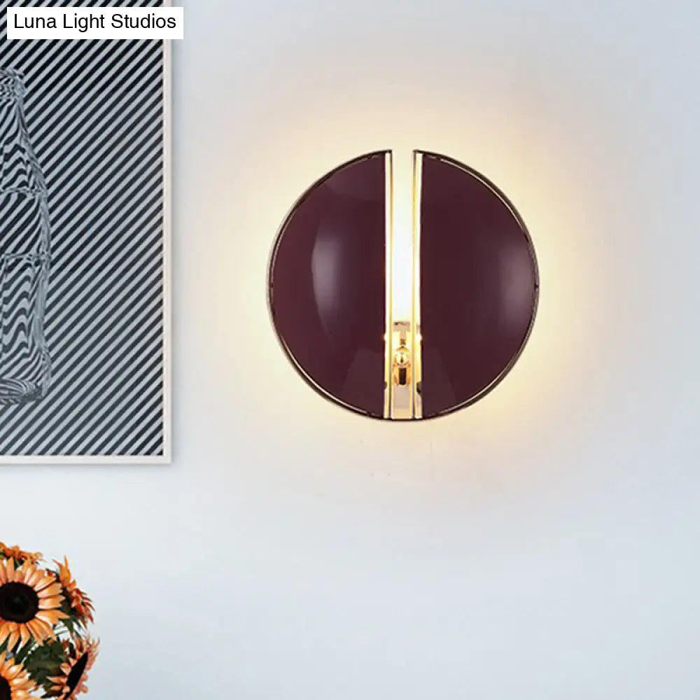 Aplique de pared DecorBites™ de estilo contemporáneo con cúpula espaciada en color púrpura - Lámpara de montaje en metal de 1 luz