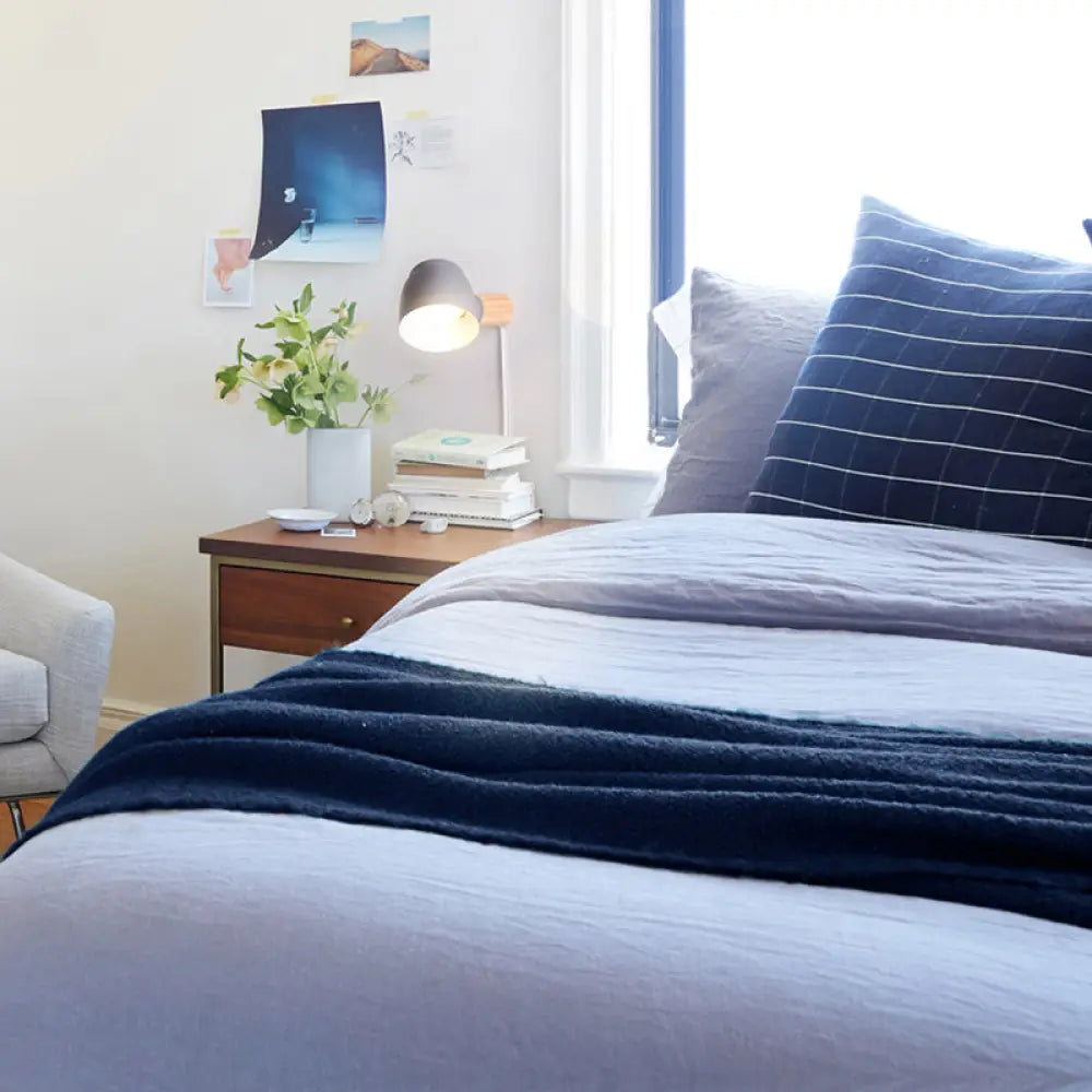 Aplique de pared contemporáneo cónico de metal - 10 cm de ancho, 1 bombilla - Negro/Gris/Blanco - Iluminación para dormitorio