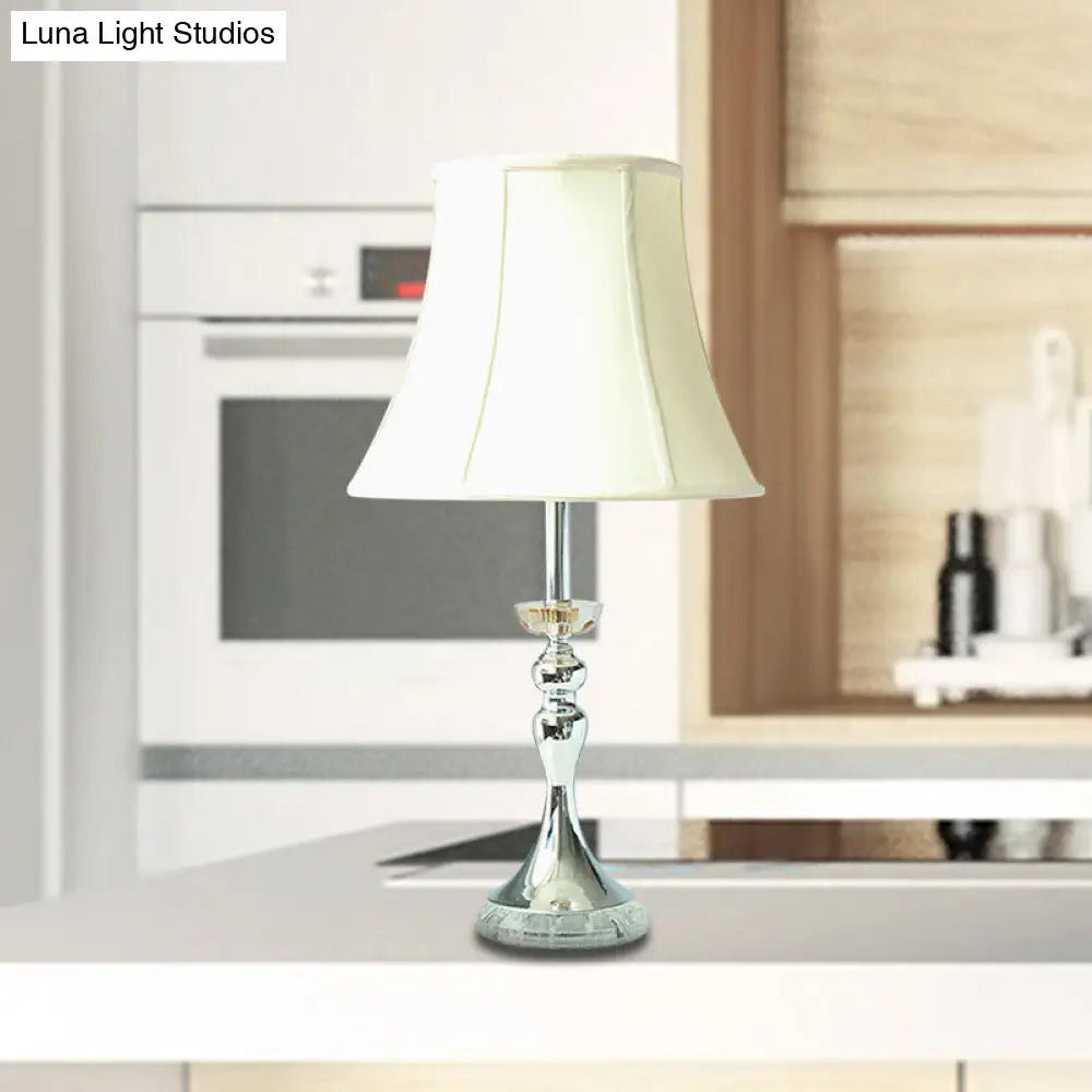 مصباح طاولة ليلية عصري أبيض لغرفة النوم بقاعدة من الكريستال - مصباح طاولة ليلية أنيق برأس واحد