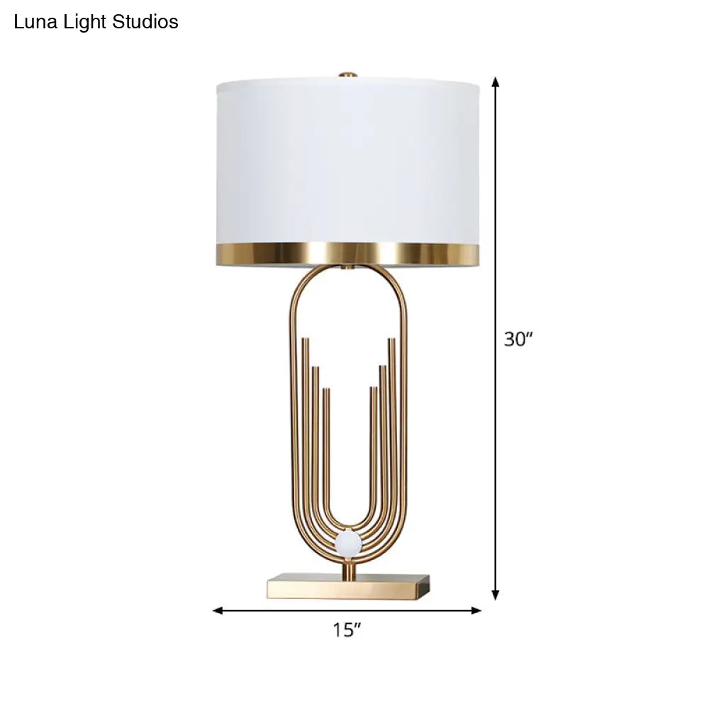 مصباح طاولة جانبي أبيض معاصر مع غطاء أسطواني من القماش - مثالي لطاولات غرفة النوم