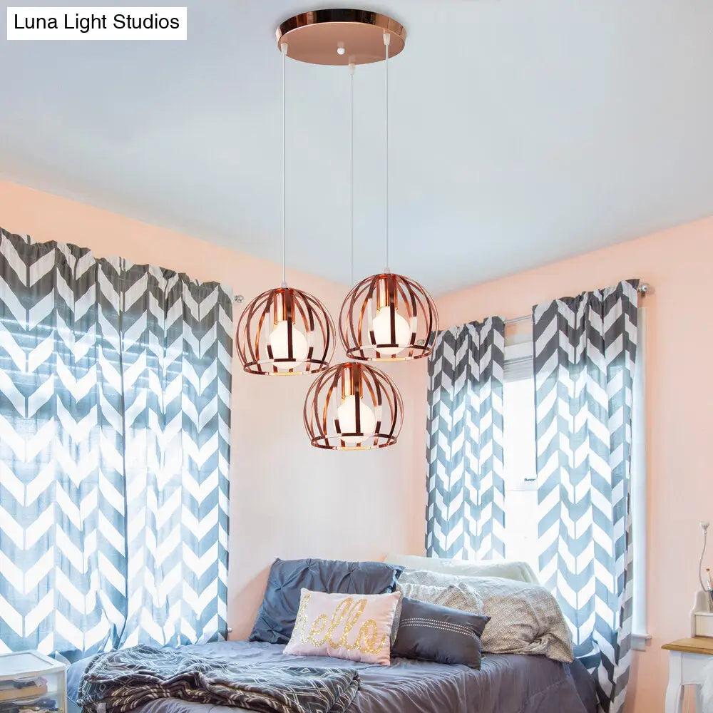 مصباح صناعي نحاسي معلق بثلاثة أغطية معدنية وقفص سلكي - مثالي لسقف غرفة المعيشة