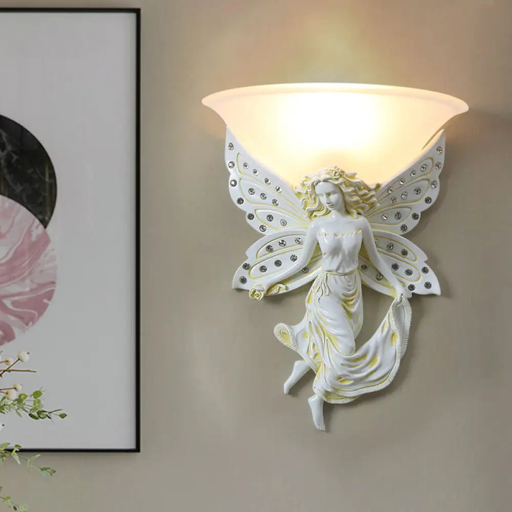 شمعدان جداري من الزجاج الأوبال بنصف وعاء مع ملاك من الراتنج - أبيض/ذهبي