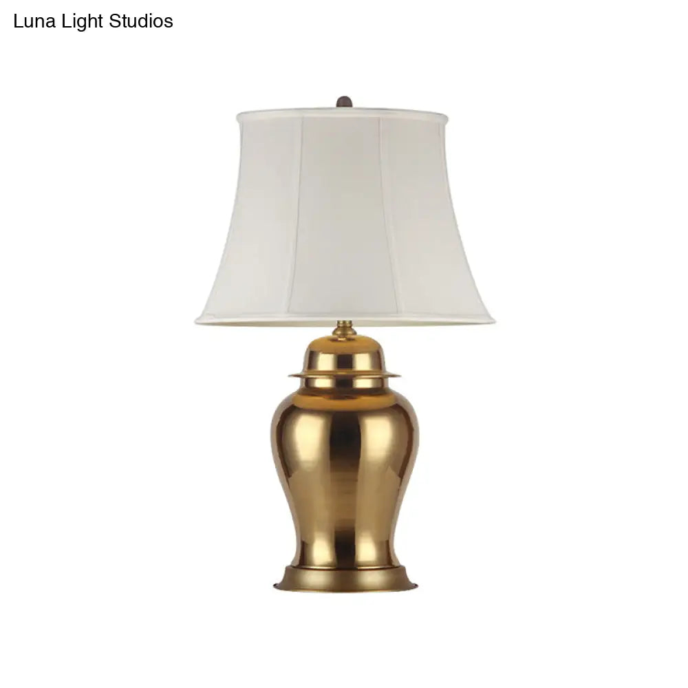 مصباح طاولة بجانب السرير لغرفة المعيشة الريفية باللون الأبيض مع قاعدة جرة - ضوء ليلي بقاعدة من القماش