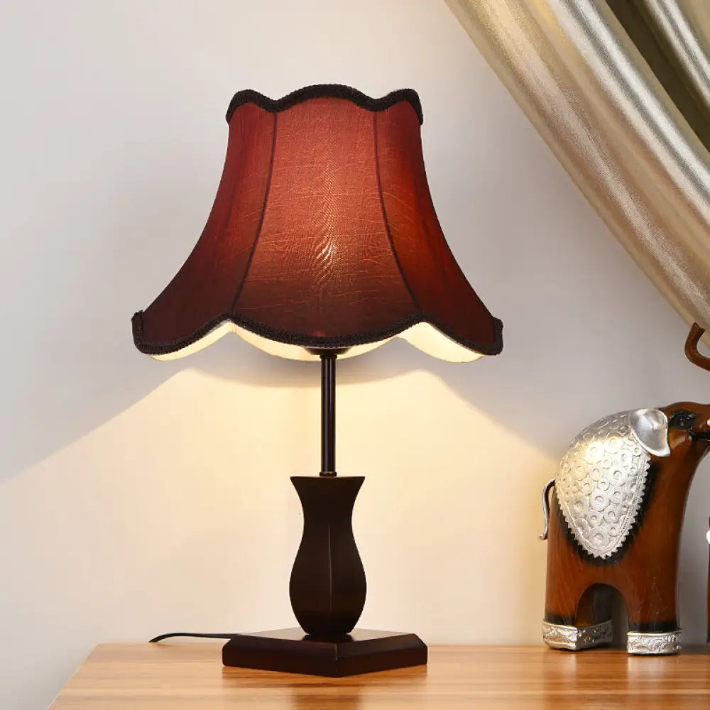 مصباح طاولة ليلية من القماش بتصميم جرس مزخرف - بيج/بورجوندي