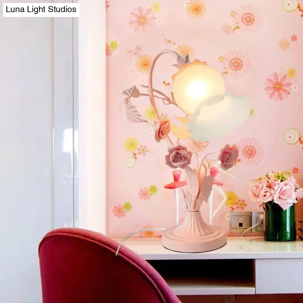 مصباح طاولة بجانب السرير من الزجاج المُعتّق باللون الوردي من ريفي أوبال - مصباح طاولة لغرفة النوم على شكل زهرة