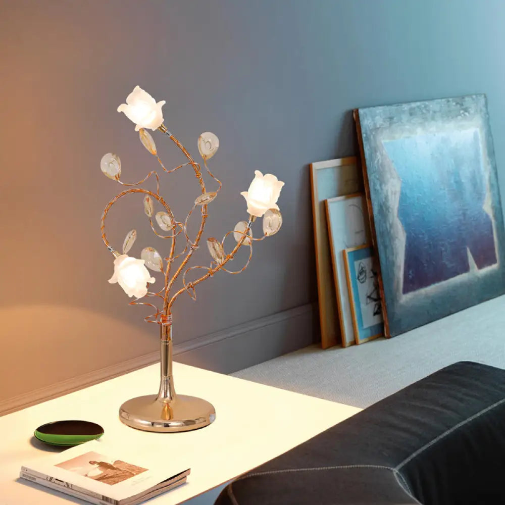 مصابيح طاولة جانبية ريفية فضية/ذهبية بثلاثة رؤوس، وغطاء زجاجي أبيض، وديكور من الكريستال