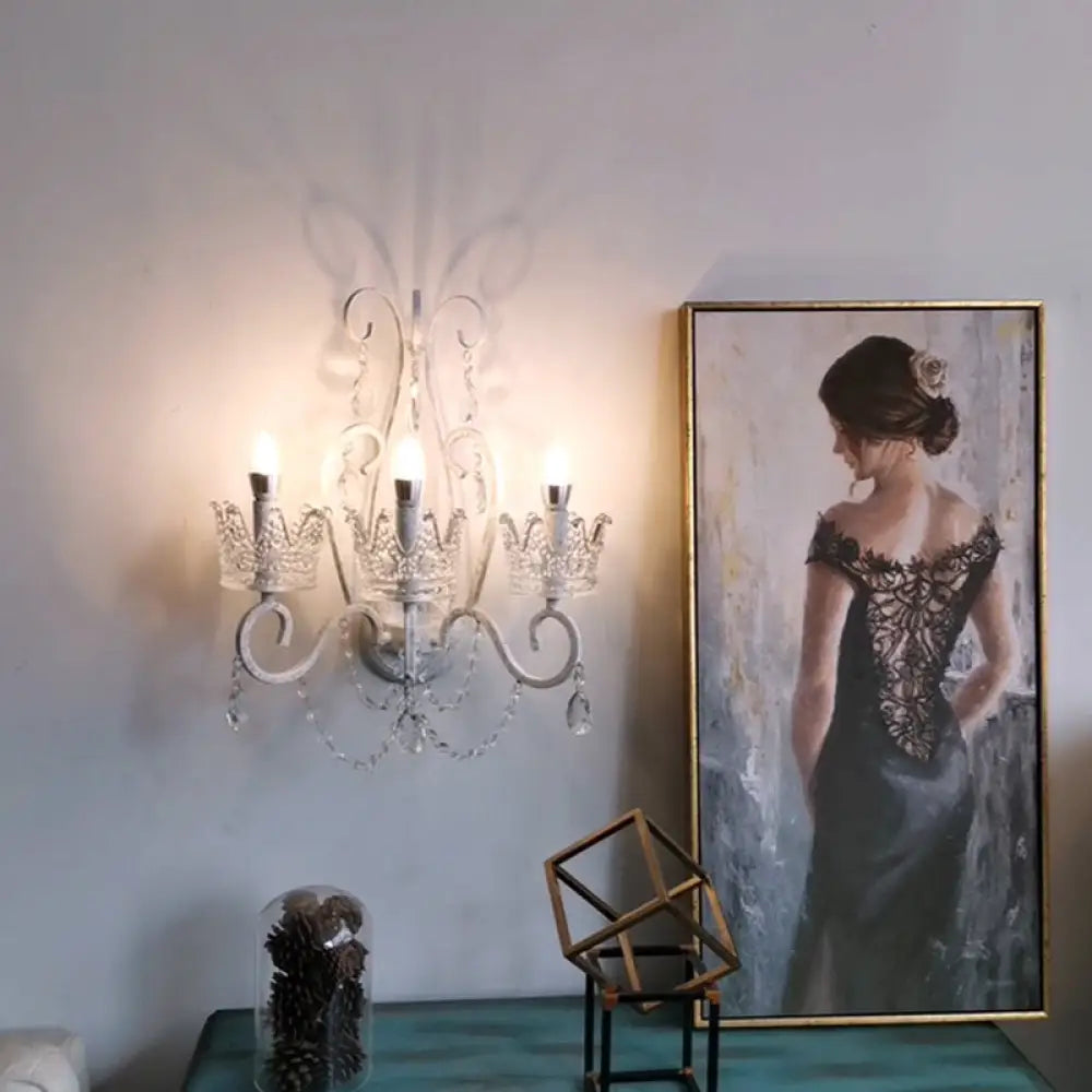 مصباح حائط كريستالي أبيض بذراع حلزوني من تاج - تركيبات غرفة معيشة تقليدية أنيقة