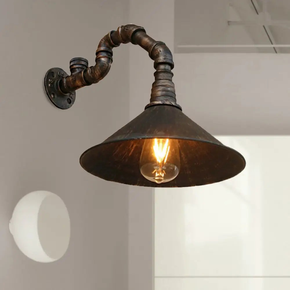 Aplique de pared DecorBites™ estilo casa de campo en latón antiguo con cono y tubo metálicos - Iluminación de comedor de 1 cabezal