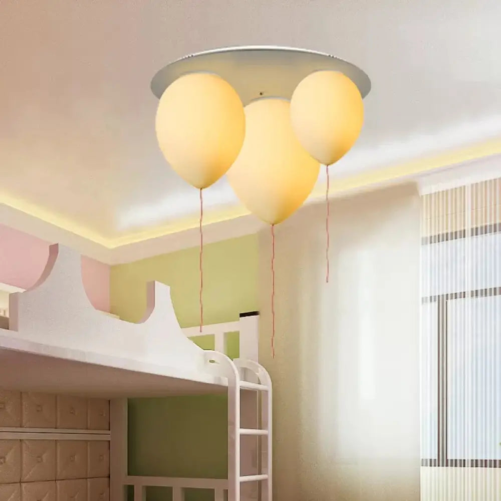 Lámpara de techo LED DecorBites™ para habitación de lactancia con diseño de globo blanco y cristal esmerilado