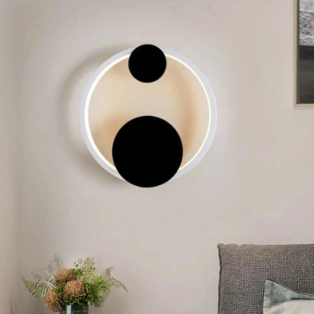 Aplique de pared LED DecorBites™ moderno en acrílico blanco y negro con forma de halo para mesilla de noche en luz blanca/cálida