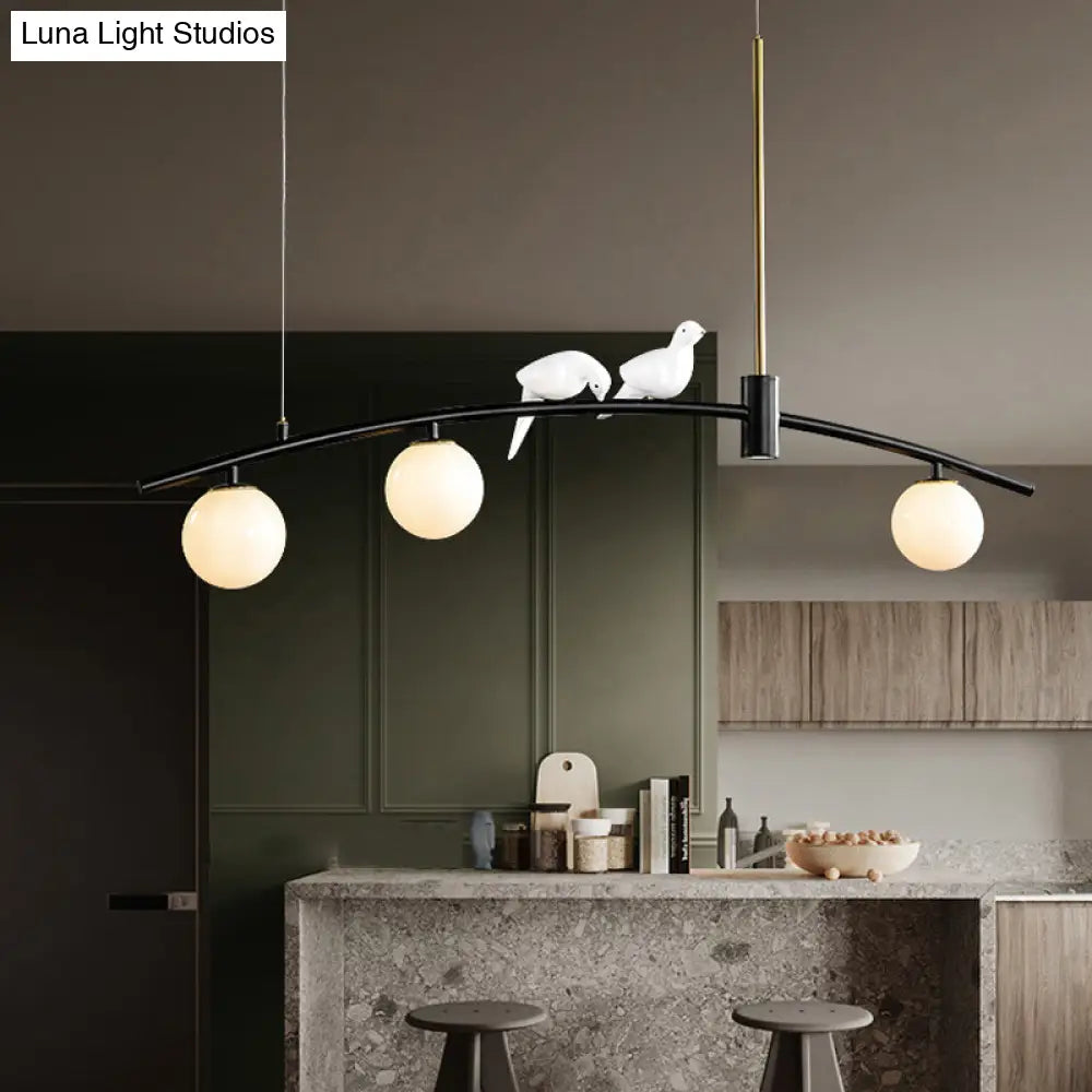 Lámpara de isla moderna en miniatura de cristal opalino DecorBites™ con decoración de pájaro - Lámpara colgante de 3 cabezas en latón negro