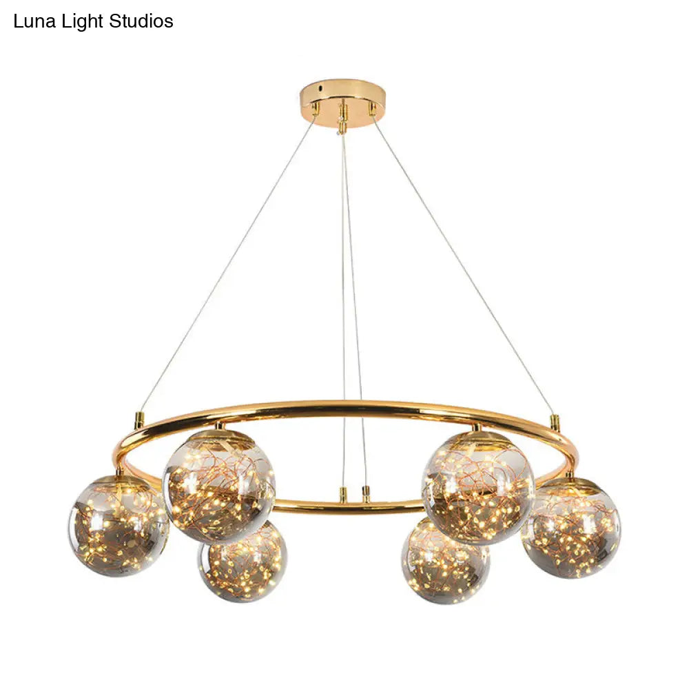 Lámpara de araña modernista de bolas de cristal gris humo - Lámpara colgante de 6 cabezas con anillo de latón y diseño único de luciérnaga