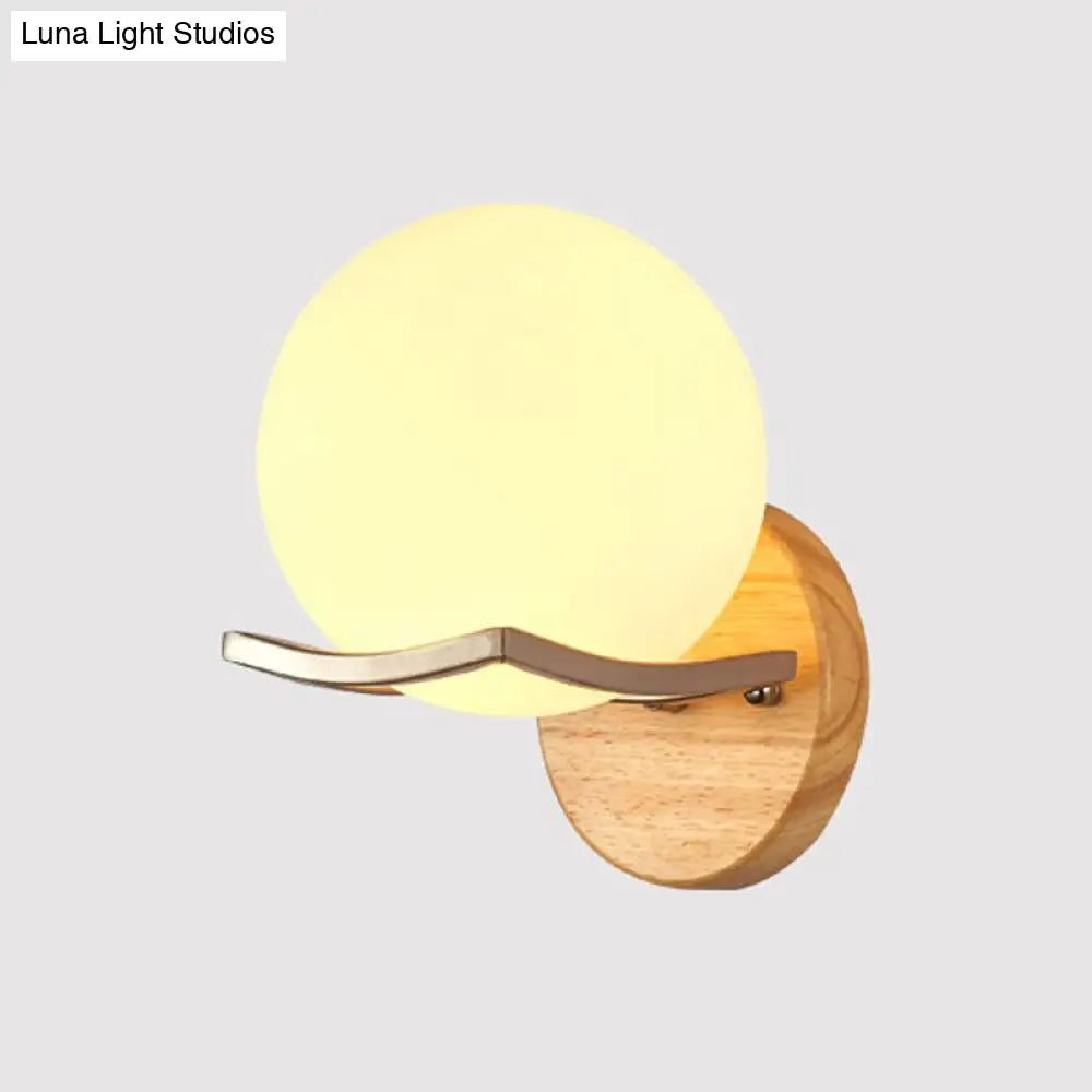 Aplique de pared DecorBites™ Nordic Opal Glass de una luz para dormitorio – Lámpara de madera con globo