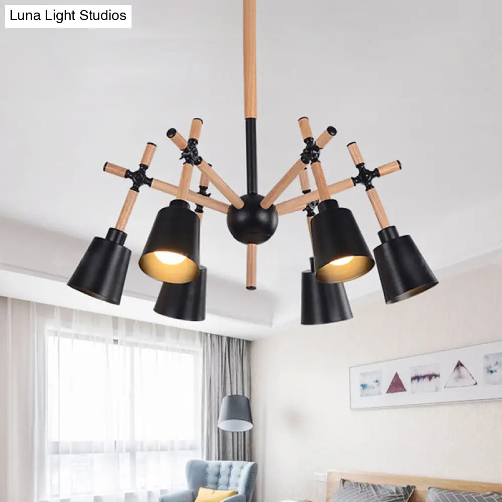 Lámpara de araña nórdica de madera con brazo articulado, 6 bombillas y pantalla cónica en blanco y negro.