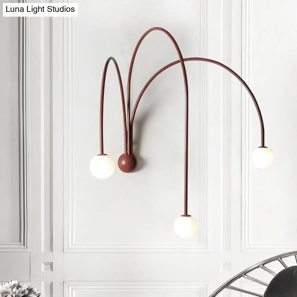 Aplique DecorBites™ rojo con brazo curvo, diseño minimalista y acabado metálico para iluminación de mesilla de noche