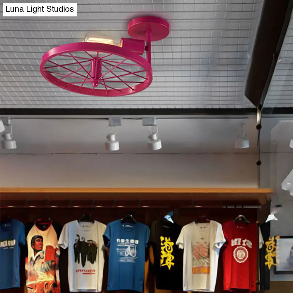 ديكوربايتس™ مصباح سقف شبه مسطح من ديكوربايتس™ مع لمبة مكشوفة، تصميم عجلة صناعي باللون الأبيض/الأحمر المعدني