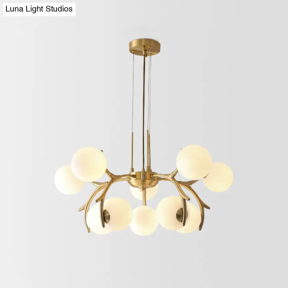 ثريا نحاسية عصرية أنيقة مع ١٠ لمبات زجاجية بيضاء لسقف غرفة النوم - تصميم ذراع قرن الوعل