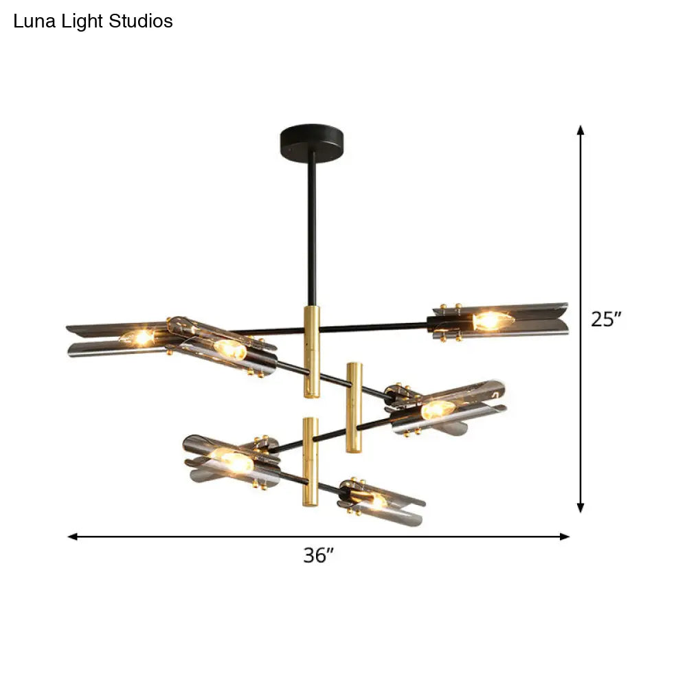 Lámpara de techo tubular moderna de cristal gris humo con 8 luces y acabado en negro y latón.