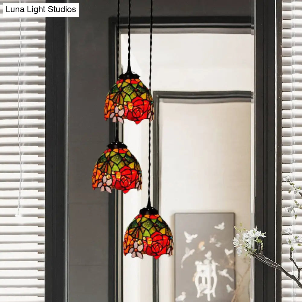 Lámpara colgante de techo Tiffany con cúpula de vitral y diseño de tres cabezas en blanco, rojo y amarillo, con patrón de libélula, uva y rosa.