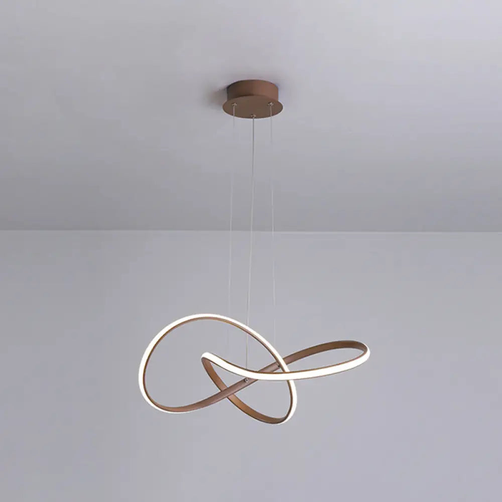 Lámpara de araña de metal retorcido: simplicidad moderna para la iluminación de la sala de estar