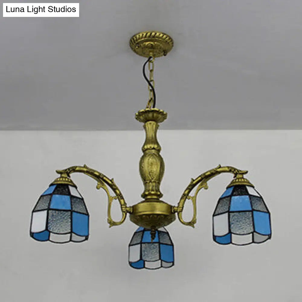 Lámpara de araña vintage de latón con cúpula y cadena ajustable, tres luces multicolores.