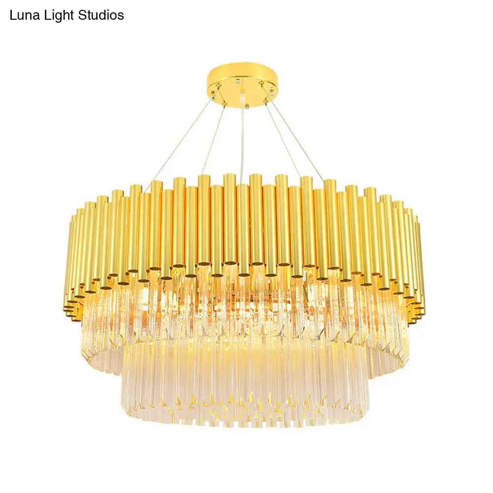 Lámpara de araña vintage de latón con bloque de cristal, pantalla redonda y múltiples luces.