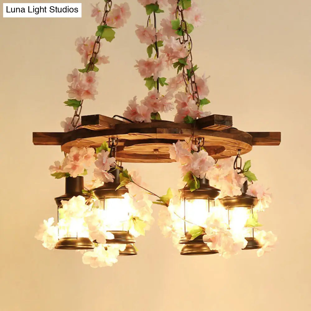 Lámpara colgante vintage de madera con forma de farol y luz LED en forma de flor rosa. Disponible en 3, 6 u 8 luces y 55, 69 o 76 cm de ancho.