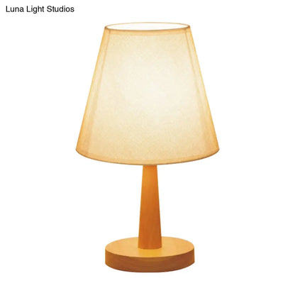 مصباح طاولة بجانب السرير بلون بيج، إضاءة ليلية عصرية لغرفة النوم مع غطاء من القماش