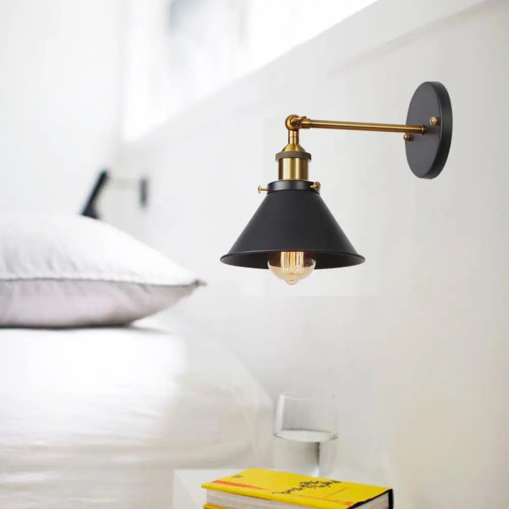 Aplique de pared de metal con brazo recto y una bombilla, en negro y latón - Lámpara de pared para comedor