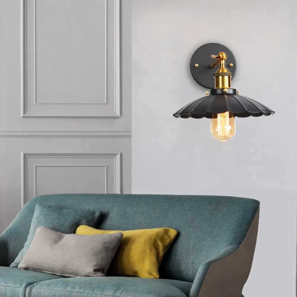 Aplique de pared de metal con brazo recto y una bombilla, en negro y latón - Lámpara de pared para comedor