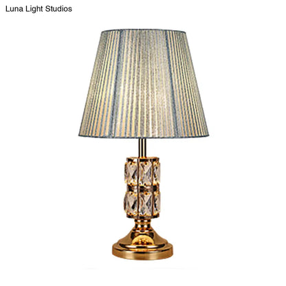 Lámpara de mesa moderna dorada con una bombilla y pantalla ancha acampanada: perfecta para el comedor o el escritorio.