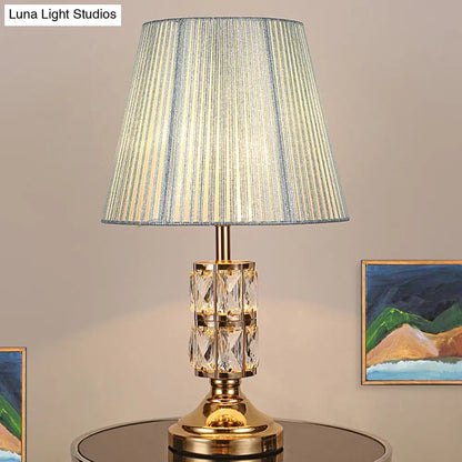 Lámpara de mesa moderna dorada con una bombilla y pantalla ancha acampanada: perfecta para el comedor o el escritorio.