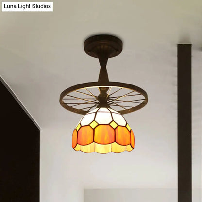 DecorBites™ مصباح سقف نصف مسطح من الزجاج العتيق من تيفاني برأس واحد باللون البرتقالي للممر مع تصميم قبة شبكية وأنماط زخرفية